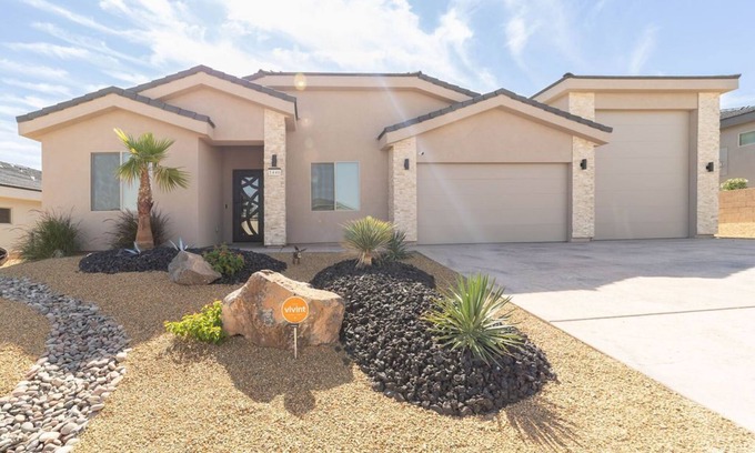 Mesquite House | Mesquite Retreat with great patio, pool, and putting green!