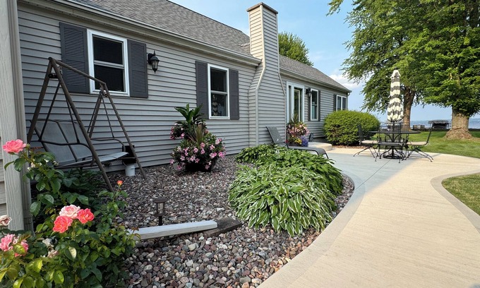 Fond du Lac House | Meticulous lake home on the shores of Lake Winnebago, WI, USA - super clean!