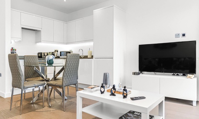 St Albans Apartment | Metropolitan Luxury: Chic 2BR Flat in St. Albans