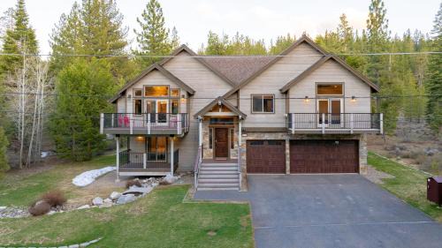South Lake Tahoe House | Meyers Meadow by AvantStay Hot Tub Large Deck