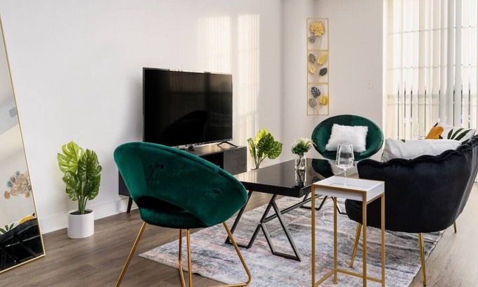 Morton Grove Apartment | MG - Cozy Studio, Fast Wi-Fi, WFH Equipped.