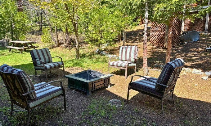 Mi-Wuk Village House | Mi Wuk Abode - Sleeps 12, large deck, firepit