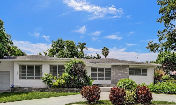 Surfside House | Miami Beach - Spacious 3 bed, 2 bath home, 3 blocks from the beach