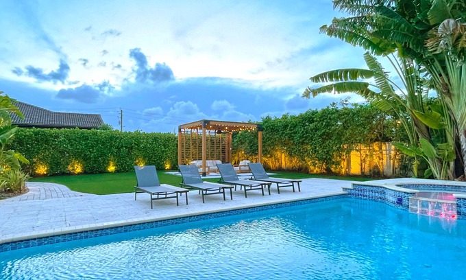 The Crossings Villa | Miami Pool House | Heated Pool | Mini Golf | Villa