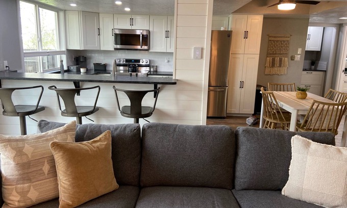 Idaho Falls Condo | Mia’s Place - Modern Space near airport and 1-15