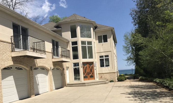 Fox Point House | Michigan Lake Front House 15 min to Milwaukee downtown!