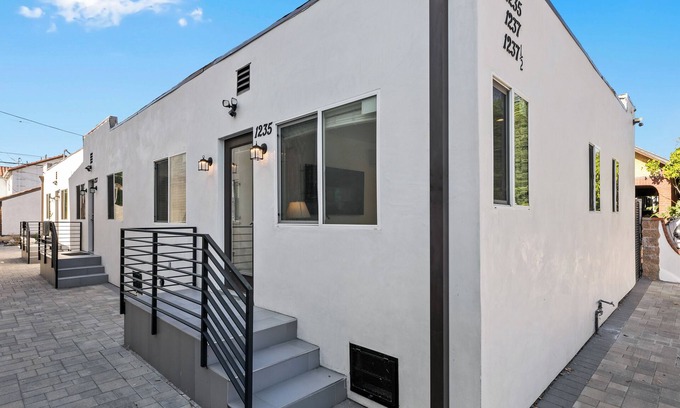 Mid City Hotel | Mid-City Miracle Mile Cozy 1 BR Apt + Parking, Prime Central Location