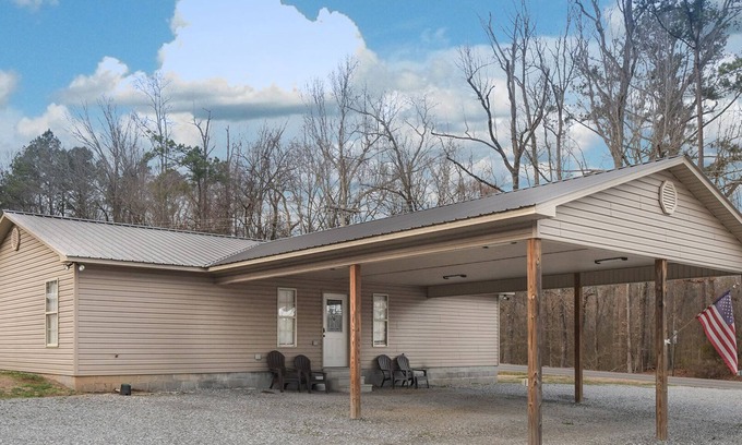 Groveoak Cabin | Mid- Lake home, perfect for a group w/lots of boat and truck parking