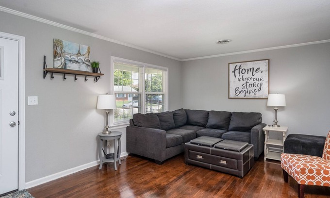North Newport News House | Mid Peninsula sleeps 8. Feels like home!