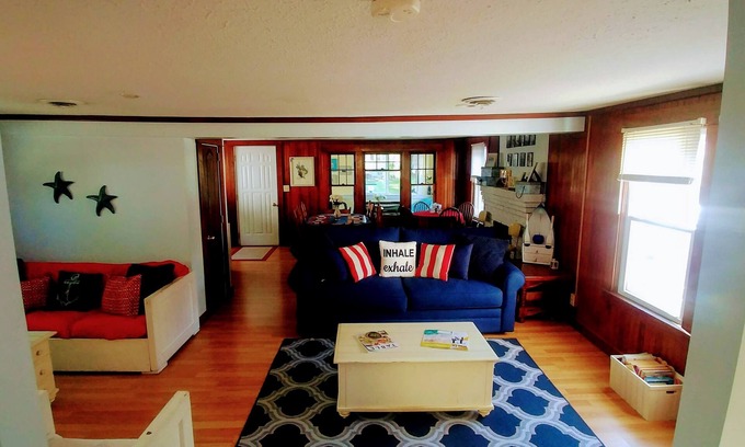 Geneva-on-the-Lake Cottage | Middle of the strip! Lake Escape Cottage, Sleeps 10, Private Lane with Lake View