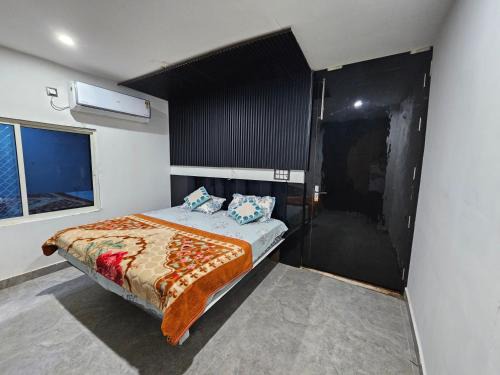 Orchha Apartment | Midnight Black By BnBGuys