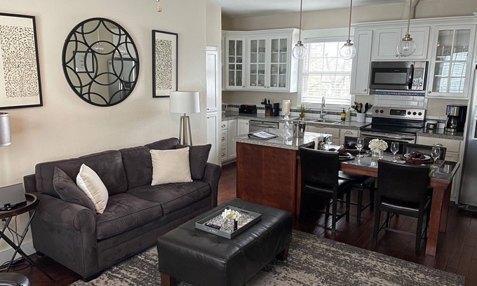 Westfort Apartment | Midtown Apt - 2Bed/2Bath - Private Hot tub and Patio - Close to Pearl and Dtwn