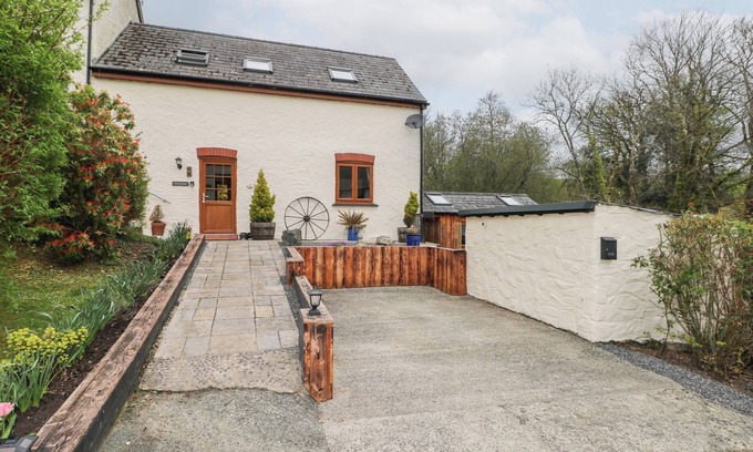 Haverfordwest Cottage | MILL BARN DENANT, pet friendly, with hot tub in Haverfordwest