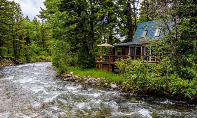 Livingston Cottage | Mill Creek Cabin - Creek Frontage Cozy Mountain Cabin on Mill Creek!