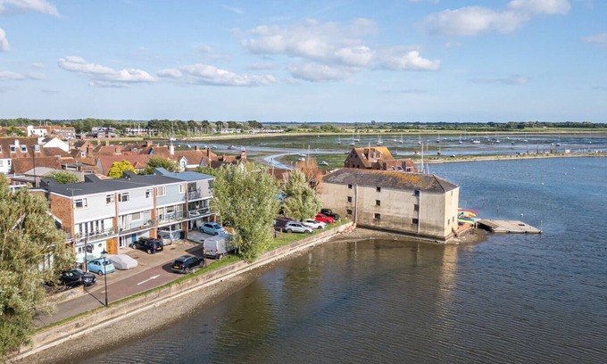 Emsworth Cottage | Mill Pond House - Sleeps 8 guests in 4 bedrooms