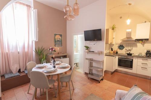 Old Town Apartment | Millennial walls elegant relax in Perugia center