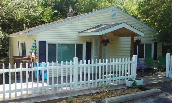 Miller Beach House | Miller Beach: Spacious 3K SQ FT (3 BR/3BA) Cottage: LONG-TERM & MONTHLY RENTAL