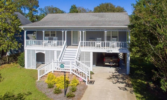 North Litchfield Beach House | Miller Time, Short Walk to Beach, Great Porch & Rockers