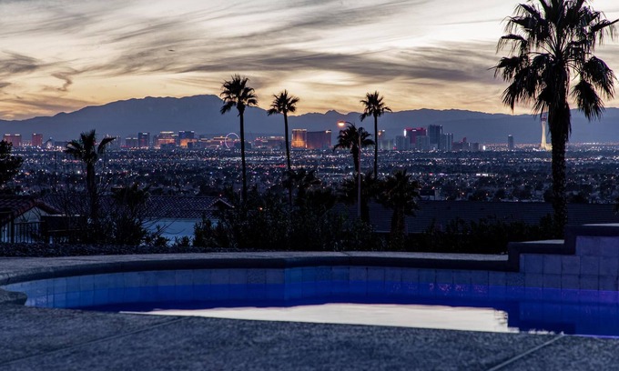 Sunrise Manor House | Million dollar View Luxury Single home(with HOA amenities)13mi strip & Airport