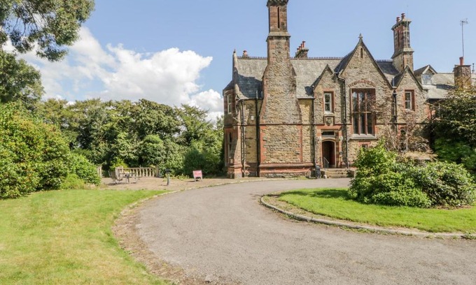 Newton in Furness House | Millwood Manor