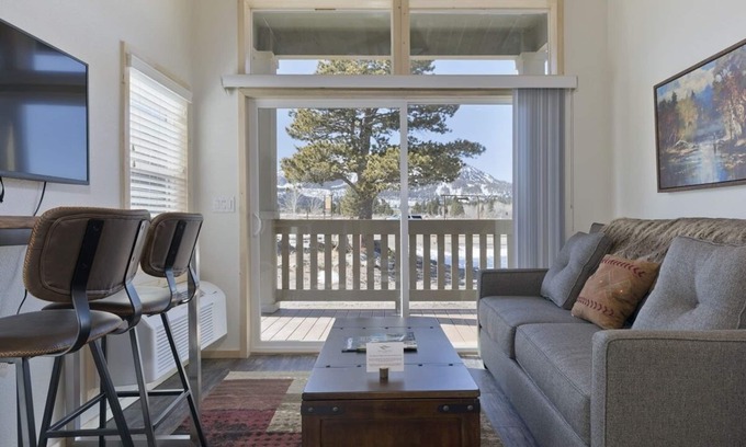 Mammoth Lakes Cabin | Minaret Cabin – A Scenic Tiny Home with Mountain Elegance in Mammoth Lakes