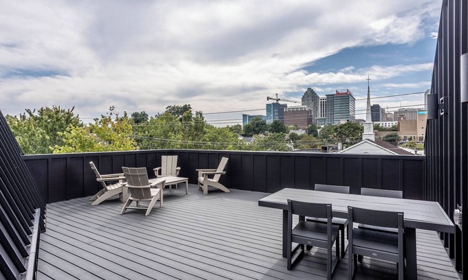 Downtown Apartment | Mini Metro - Rooftop Deck with Skyline View!