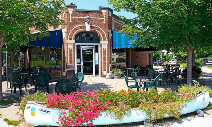 Keewaydin House | Minneapolis Marigold Cottage- Lake Nokomis Home