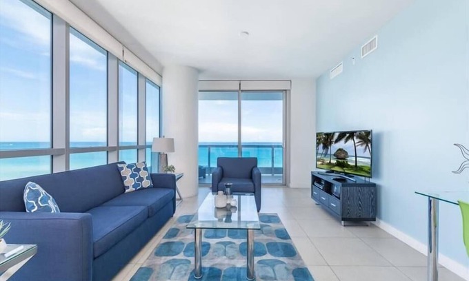North Beach Apartment | Mins from Attractions &Shops | Direct Beach Access + Pool