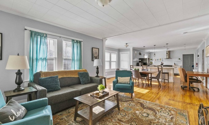 Birmingham House | Mins to Airport & Downtown-Beautiful Tarrant Home