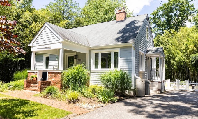 Annapolis House | Mins to Downtown in Waterfront community at Pet-friendly Pinecrest Bungalow