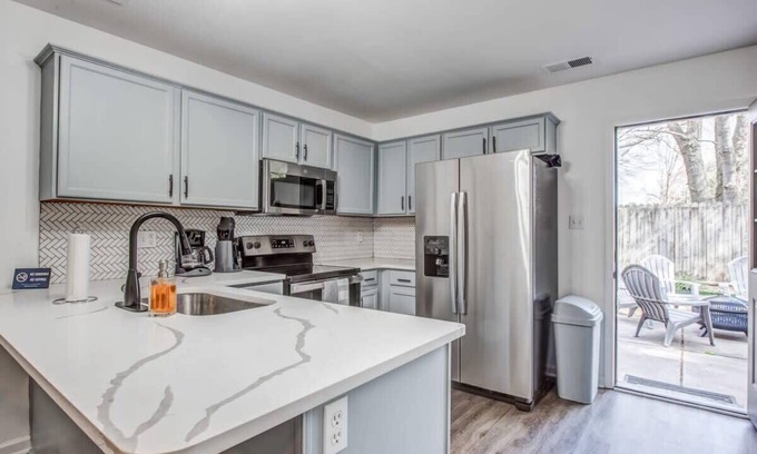 University District House | Mins to Downtown & U of Memphis! High Point Duet