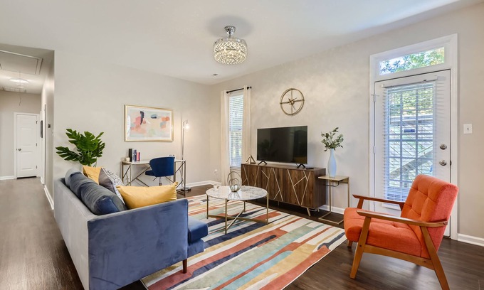 Durham House | Mins to Duke - Jazzy modern midcentury gem with a blend of style and coziness!