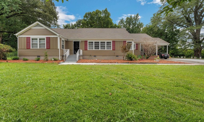 Whitehaven House | Mins to Graceland Secluded Roomy Rambling Ranch Style Home, Chef's Kitchen