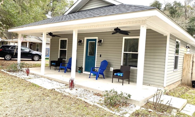 Beaufort House | Mins to MCRD, Modern & spacious, KING in master! FULLY fenced-in backyard,