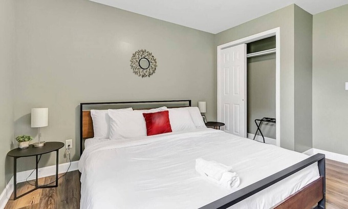 Huntsville Apartment | Mins to Mins to Downtown & Arsenal-Pool- Huntsville Oasis