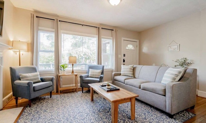 Columbia House | Mins to USC, Hospital, Zoo! Columbia Duet-Unit A