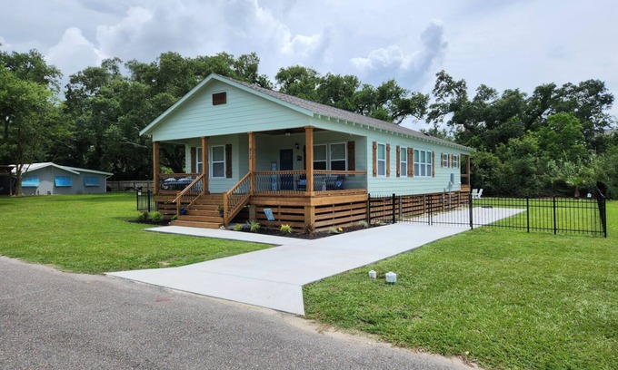 Gulfport Cottage | "MINT TO SEA" New Beach Cottage with porch views - 900 ft from the beach!
