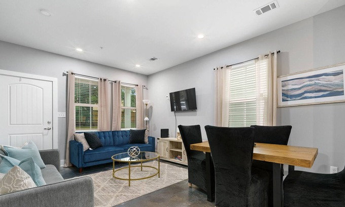 Mobile Cottage | Minutes Away From USA College, and Places to eat Near by!