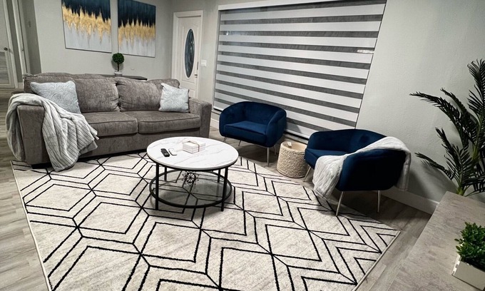 Pembroke Park House | Minutes from beaches, airports & stadium.