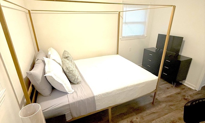 Huntsville House | Minutes from Downtown Huntsville-Greenside Cottage