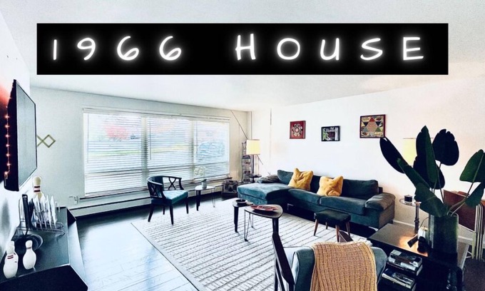 Green Bay House | 🏈 Minutes from Lambeau 5 bdrms Heated Garage Home Theatre Game Room