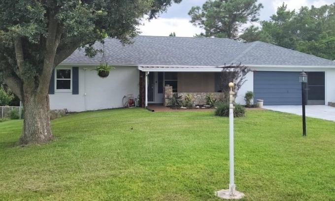 Lecanto House | Minutes from the water Sweet Vacation Home Sleeps 6 close to Shops & Restaurants