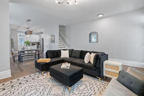 Victorian Village House | Minutes to Arena District - Foosball & Game Area