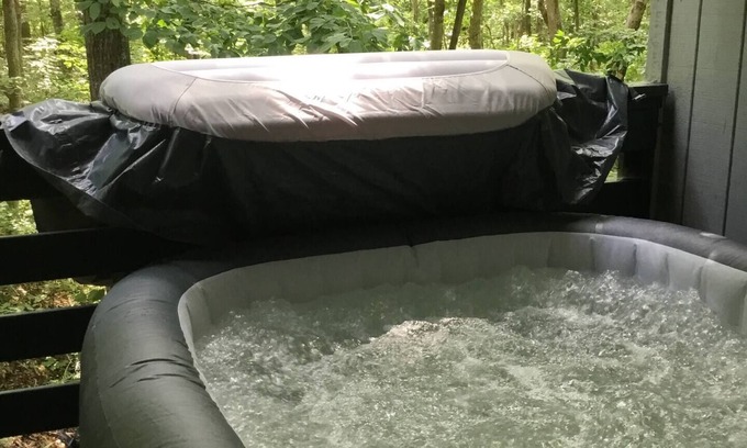 Westminster Cabin | Minutes To Clemson & Lake Hartwell + Hot Tub + Game Lounge + Private Views!