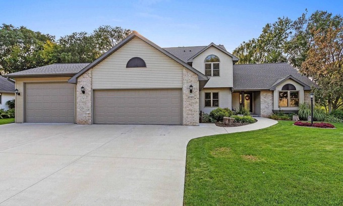 Green Bay House | Minutes to Lambeau, Quiet Running Routes, Park Nearby, Pet-Friendly Retreat!