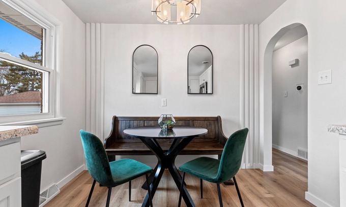 Green Bay House | Minutes to Lambeau, Remodeled, Modern & Clean