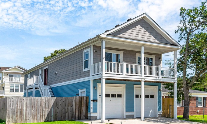 North Camellia Acres House | Minutes to the Beach! 3 BR 2 BA Huge Home- Fenced Yard- Dogs OK!