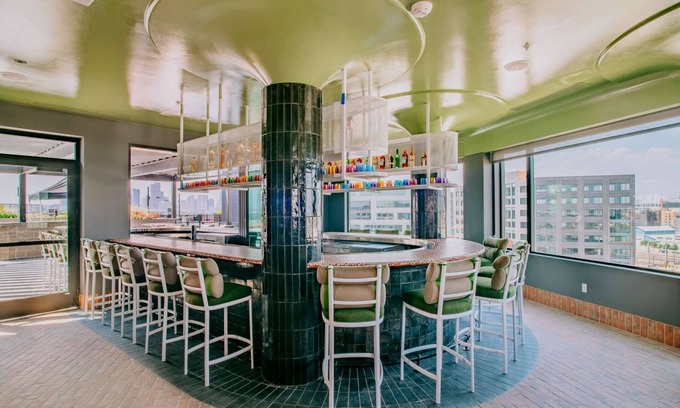 Cole Hotel | Minutes to Union Station + Kitchen. Bar. Playroom.