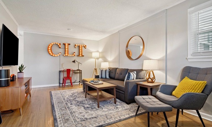 Charlotte House | Minutes to Uptown/South End Pet Friendly Cozy Charmer