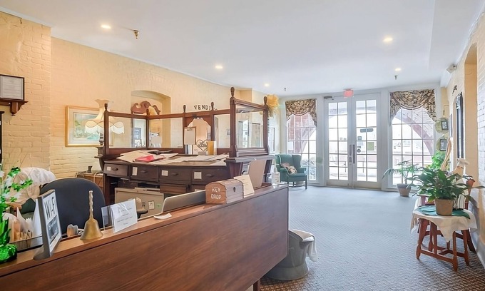 Abbeville House | Minutes to West Cambridge Park! FREE Onsite Parking and FREE Breakfast!